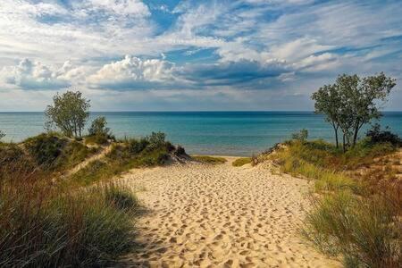 Spacious Upstairs 1Bed- Walking Distance To Beach Outlet Mall Michigan Stadt Exterior foto