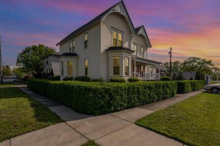 Spacious Upstairs 1Bed- Walking Distance To Beach Outlet Mall Michigan Stadt Exterior foto