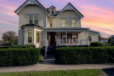 Spacious Upstairs 1Bed- Walking Distance To Beach Outlet Mall Michigan Stadt Exterior foto