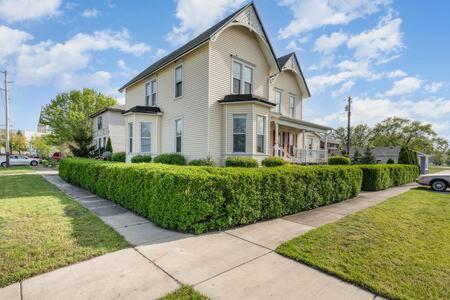 Spacious Upstairs 1Bed- Walking Distance To Beach Outlet Mall Michigan Stadt Exterior foto