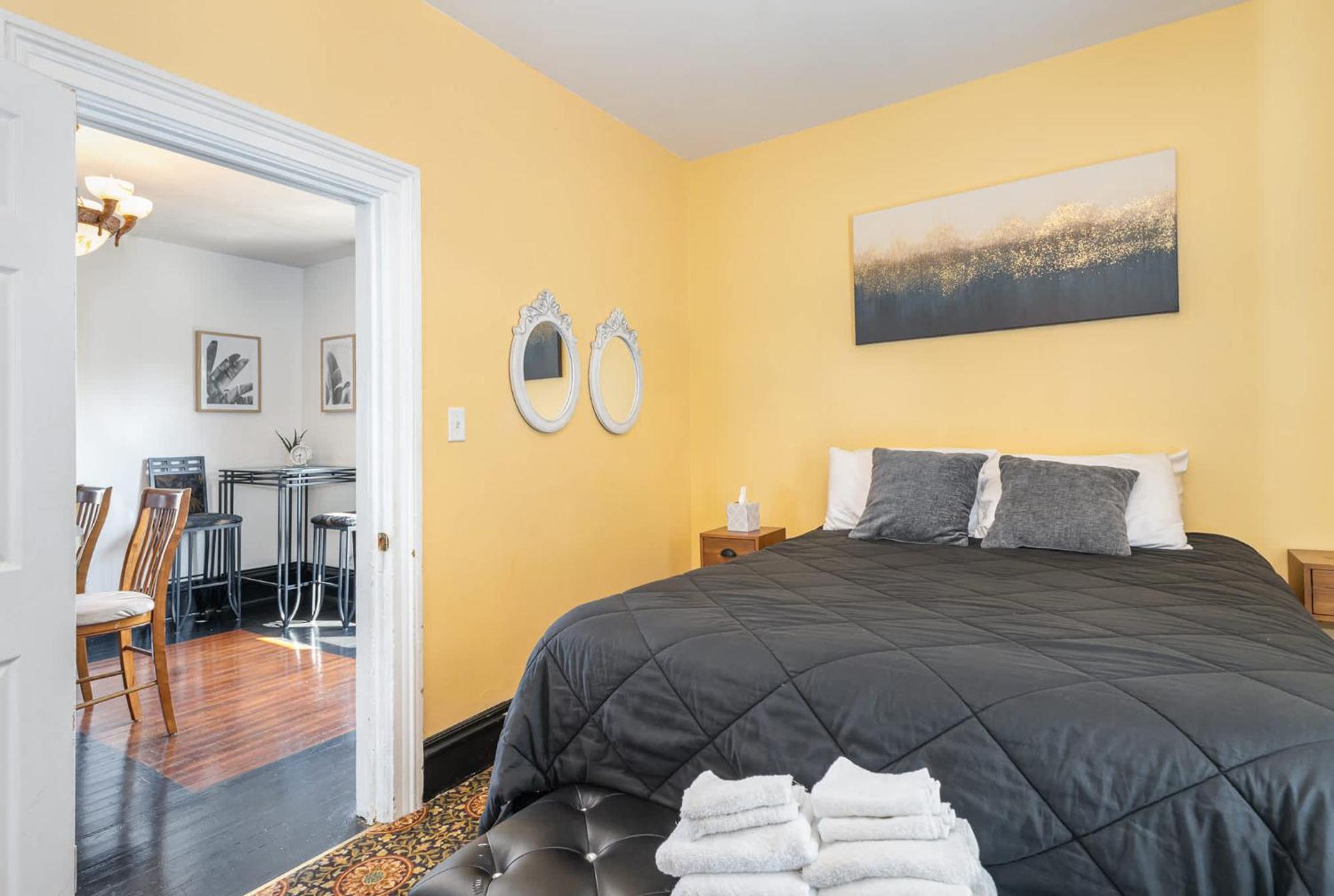 Spacious Upstairs 1Bed- Walking Distance To Beach Outlet Mall Michigan Stadt Exterior foto