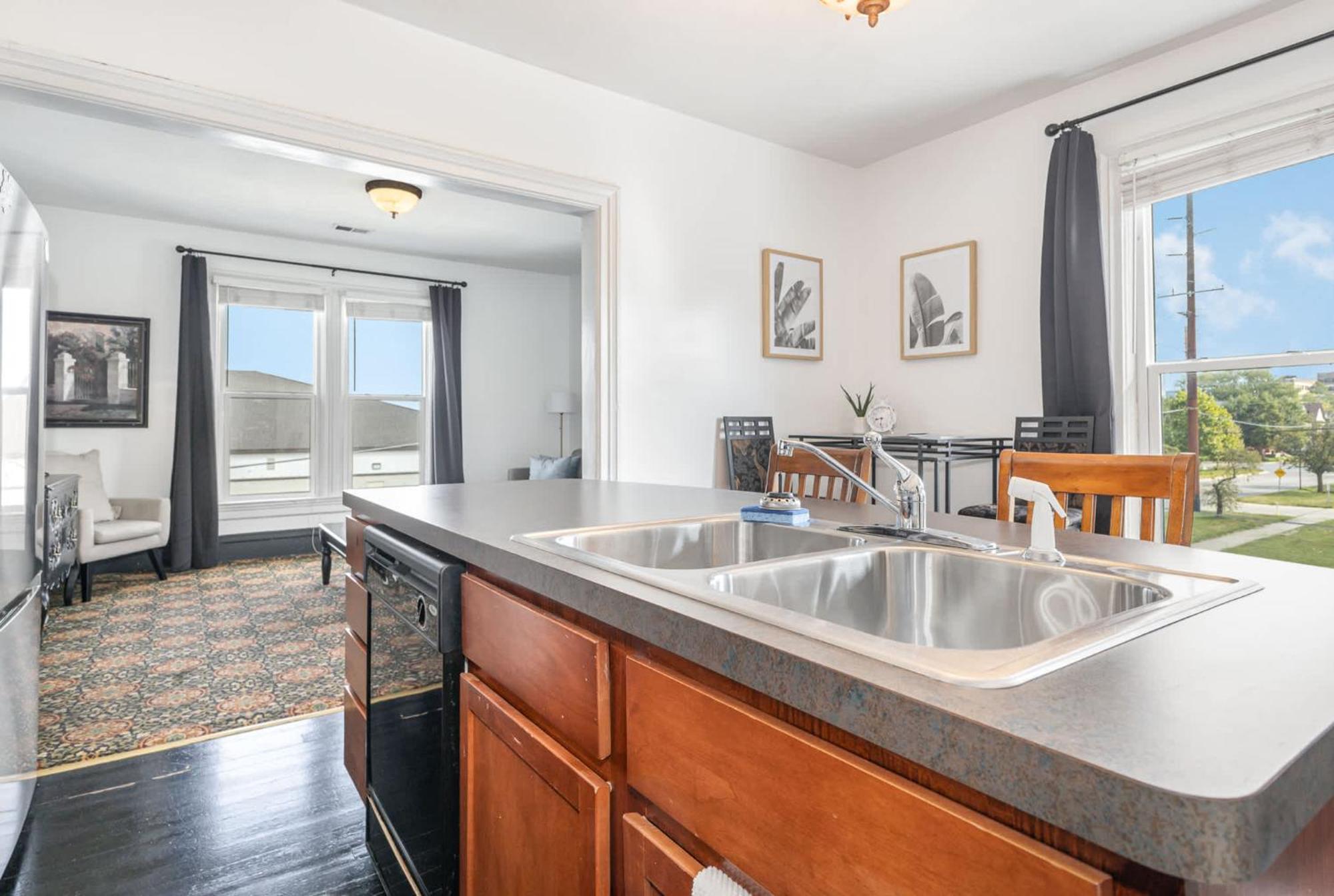Spacious Upstairs 1Bed- Walking Distance To Beach Outlet Mall Michigan Stadt Exterior foto