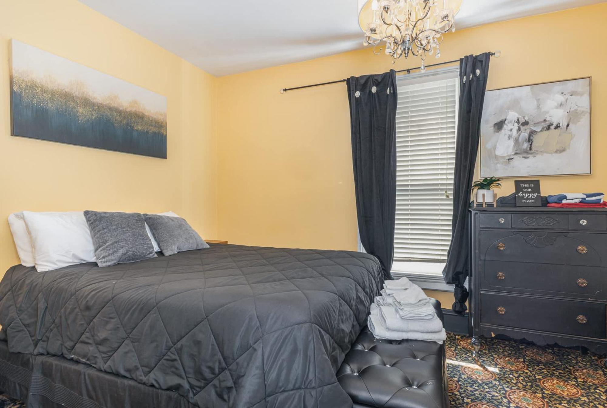 Spacious Upstairs 1Bed- Walking Distance To Beach Outlet Mall Michigan Stadt Exterior foto