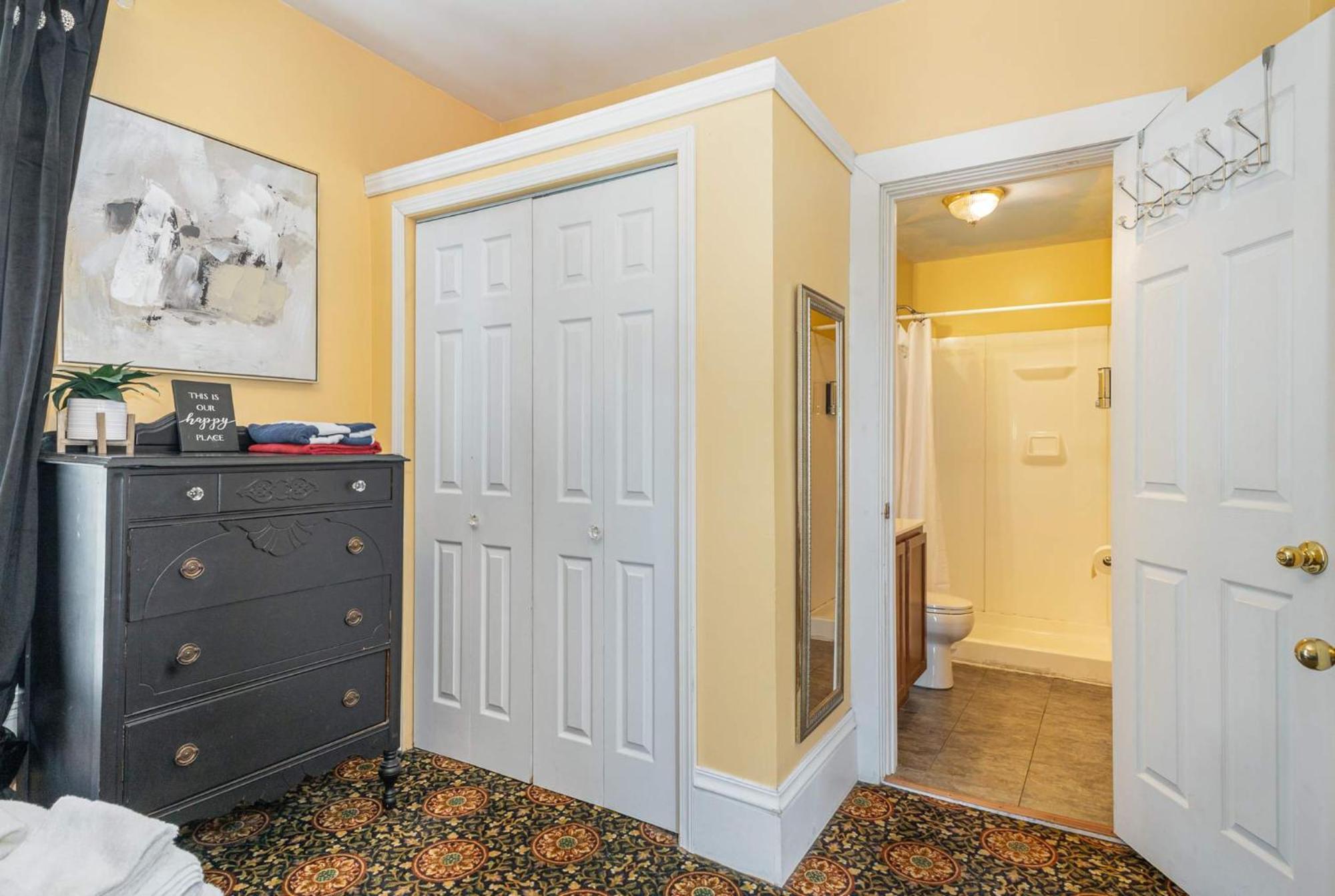 Spacious Upstairs 1Bed- Walking Distance To Beach Outlet Mall Michigan Stadt Exterior foto